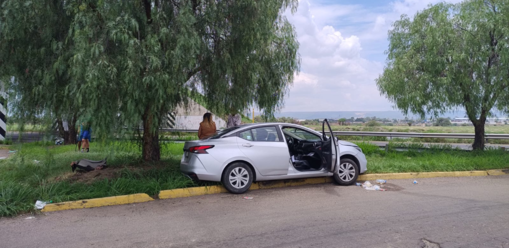 Conductor en aparente estado de ebriedad se estrelló contra una jardinera