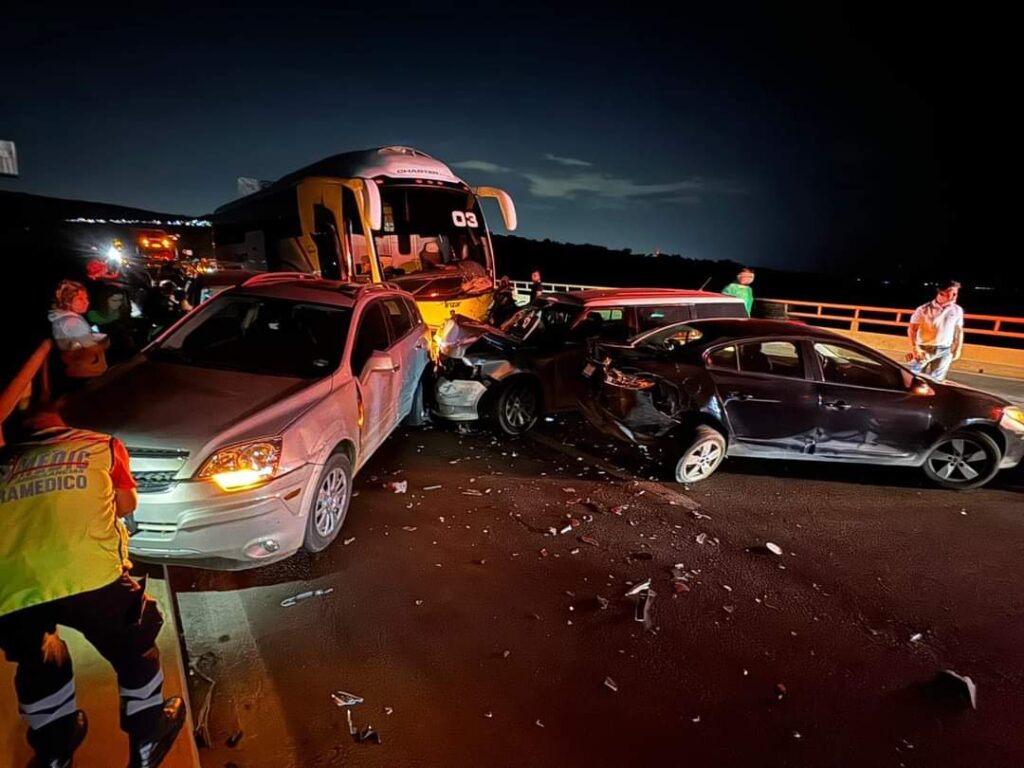 Vacacionistas de Aguascalientes que regresaban de Puerto Vallarta sufrieron aparatoso accidente