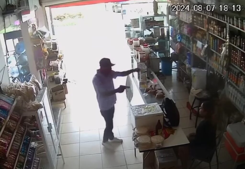 Pistolero asaltó un mini-súper en Vistas de Oriente y quedó grabado en video