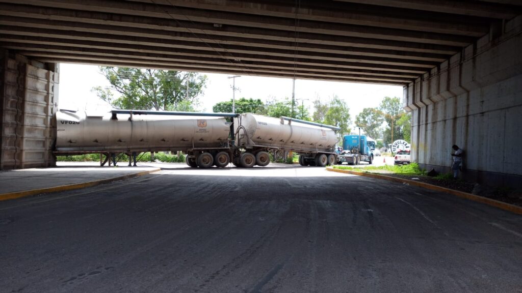 Trailero se quedó atorado en el puente vehicular de la 45 Norte en Pabellón de Arteaga