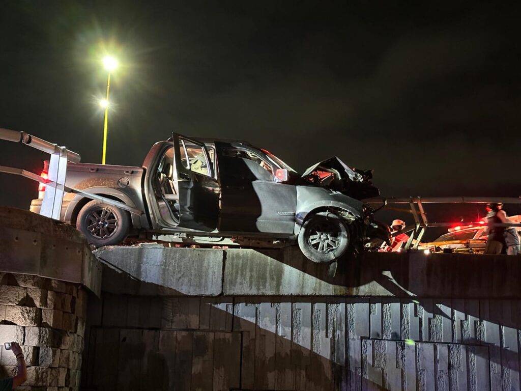 Parranda de tres hombres y una mujer casi termina en tragedia en Las Hadas (videos)