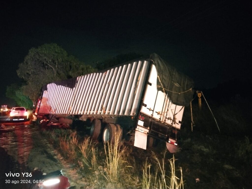 Chofer de tráiler protagonizó aparatoso accidente en la 45 Norte en Pabellón de Arteaga