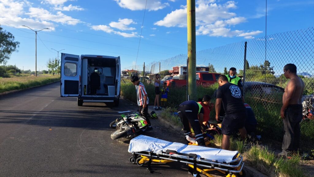 Motociclista chocó contra un poste metálico en Pabellón de Arteaga y sufrió lesiones de consideración