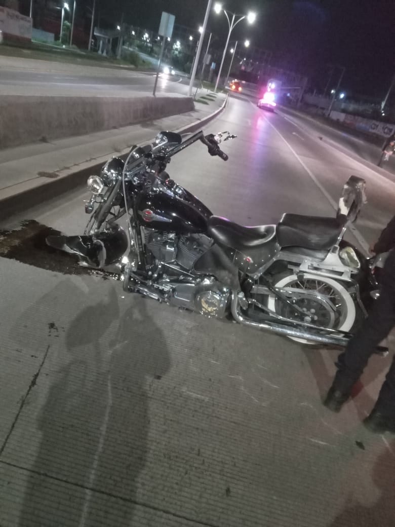 Motociclista se encuentra agonizante tras sufrir una caída en un puente vehicular en el Morelos