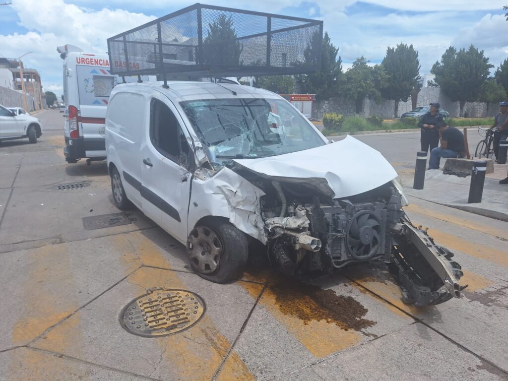 Fuerte choque en el fraccionamiento Muralia dejó lesionados a un hombre y una mujer