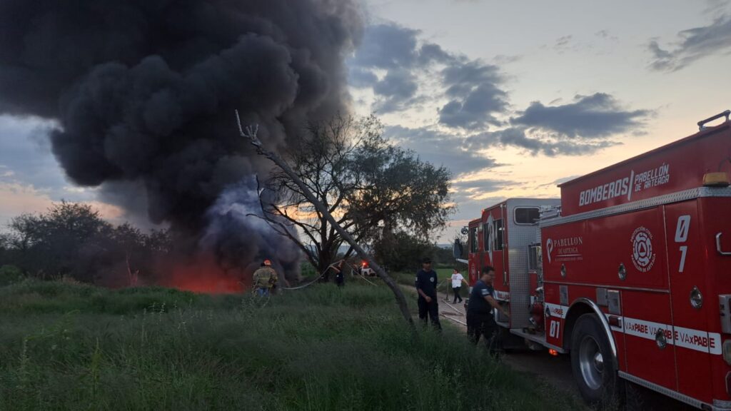 Grave contaminación ambiental provocó incendio de basura, plásticos y llantas en Tepezalá