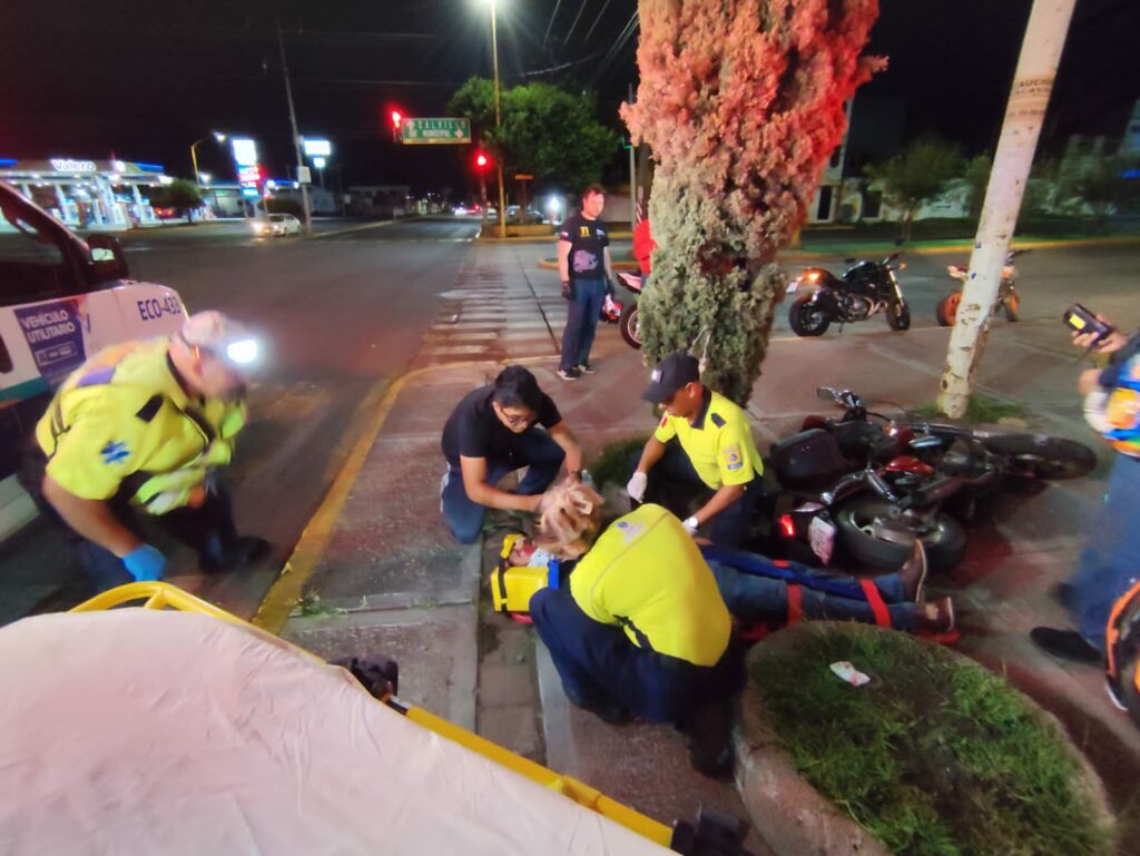 Grave motorista que se estrelló contra un árbol en Convención y Universidad