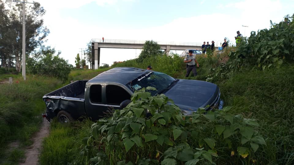 Conductor de camioneta se salvó de morir tras aparatosa volcadura en la 45 Norte