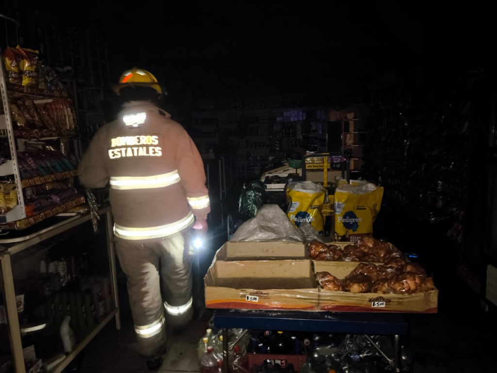 Se incendia una tienda en Pabellón