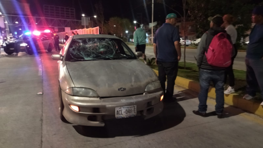 Hombre se encuentra grave tras ser arrollado por un auto en Siglo XXI