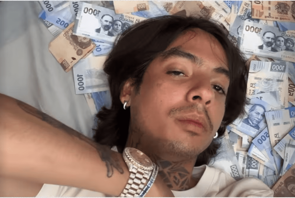 Natanael Cano aparece ebrio y en una cama llena de billetes