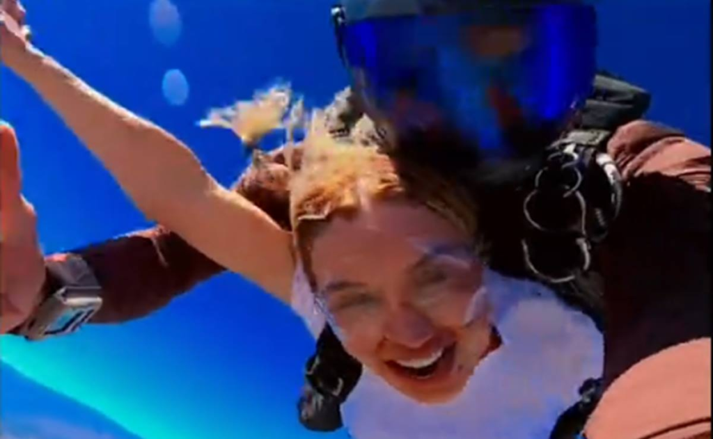 Emma Coronel salta en paracaídas para estrenar video en TikTok