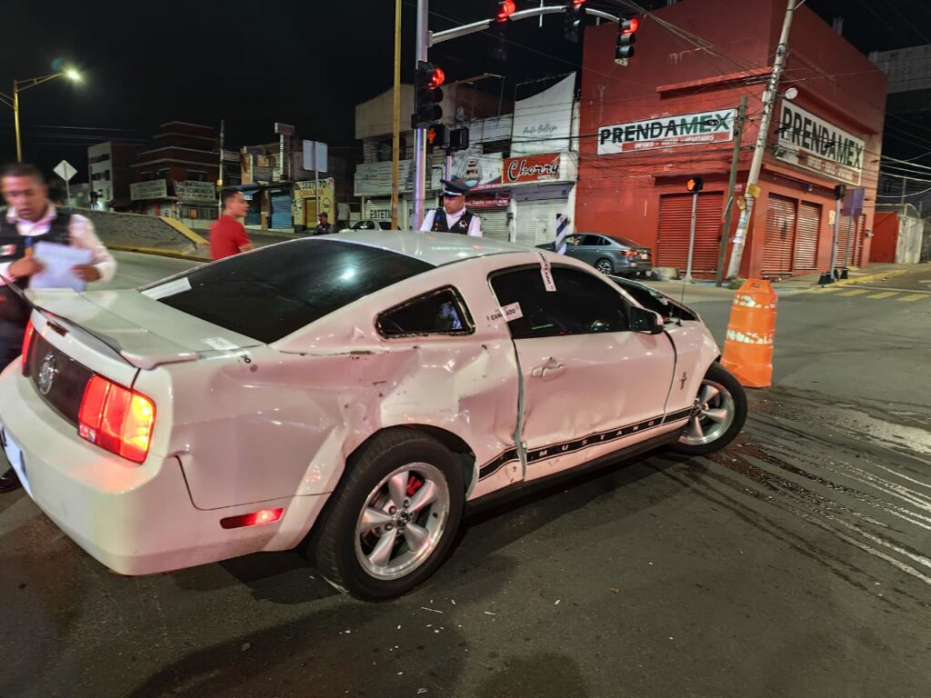 Conductor de Mustang se pasa el alto y provoca accidente en Mariano Hidalgo