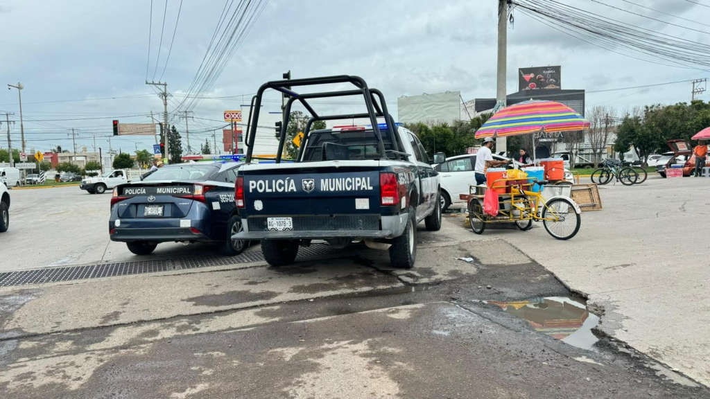Conductor se lleva puesto de burritos en Paseos de Aguascalientes