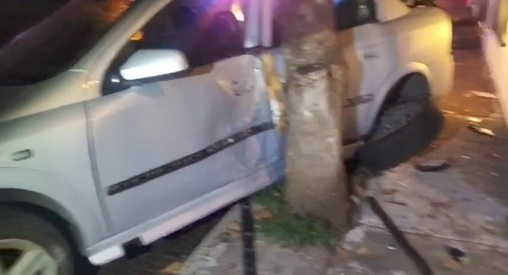 Conductor ebrio impacta contra un bar e intenta darse a la fuga en Las Américas