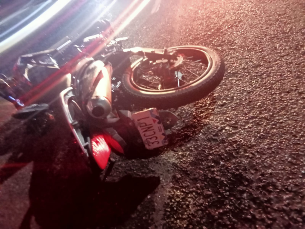 Motociclistas impactan contra el camellón en Segundo Anillo