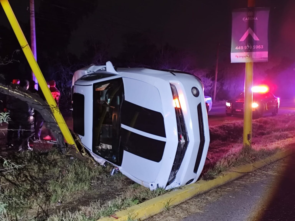 Vuelca un vehículo deportivo en la avenida Adolfo Ruiz Cortínez
