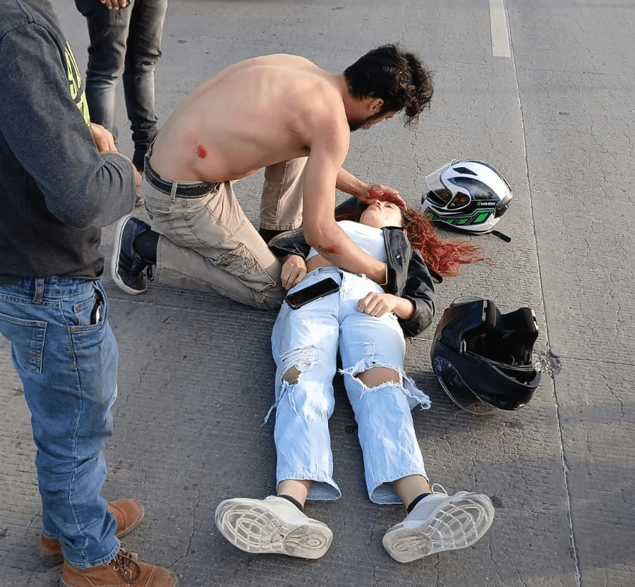 Mujer motociclista es hospitalizada tras sufrir accidente con camioneta