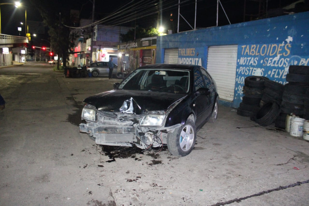 Conductor choca contra poste en la colonia México