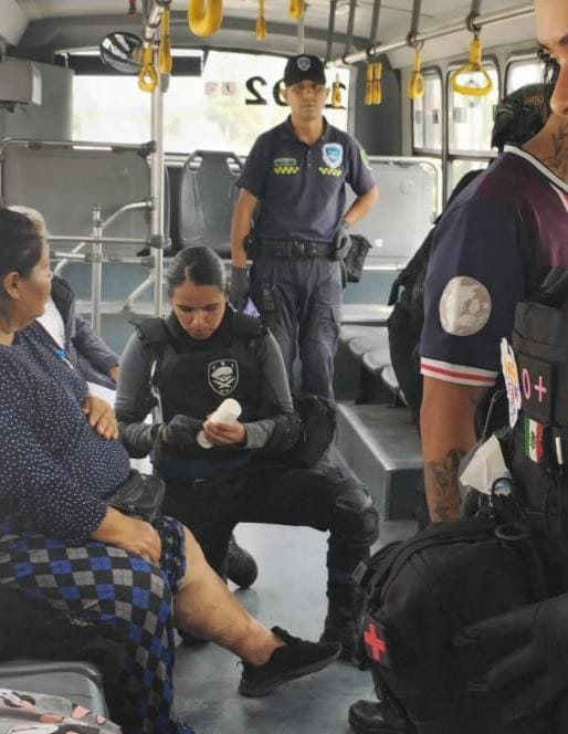 Chofer de autobús frena en seco y se lesionan cuatro pasajeras