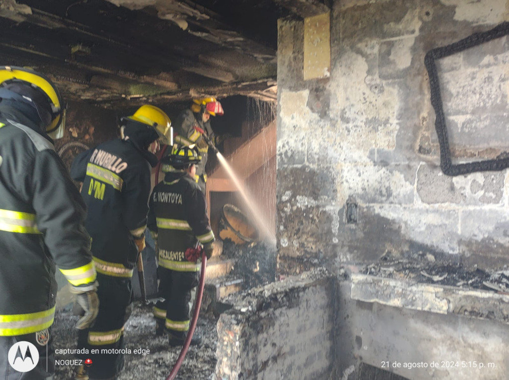 Fuego consume vivienda en el fraccionamiento Reencuentro