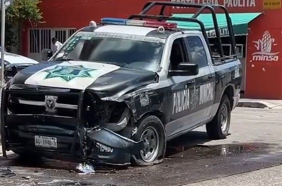 Policía Municipal estrella su unidad contra un camión repartidor
