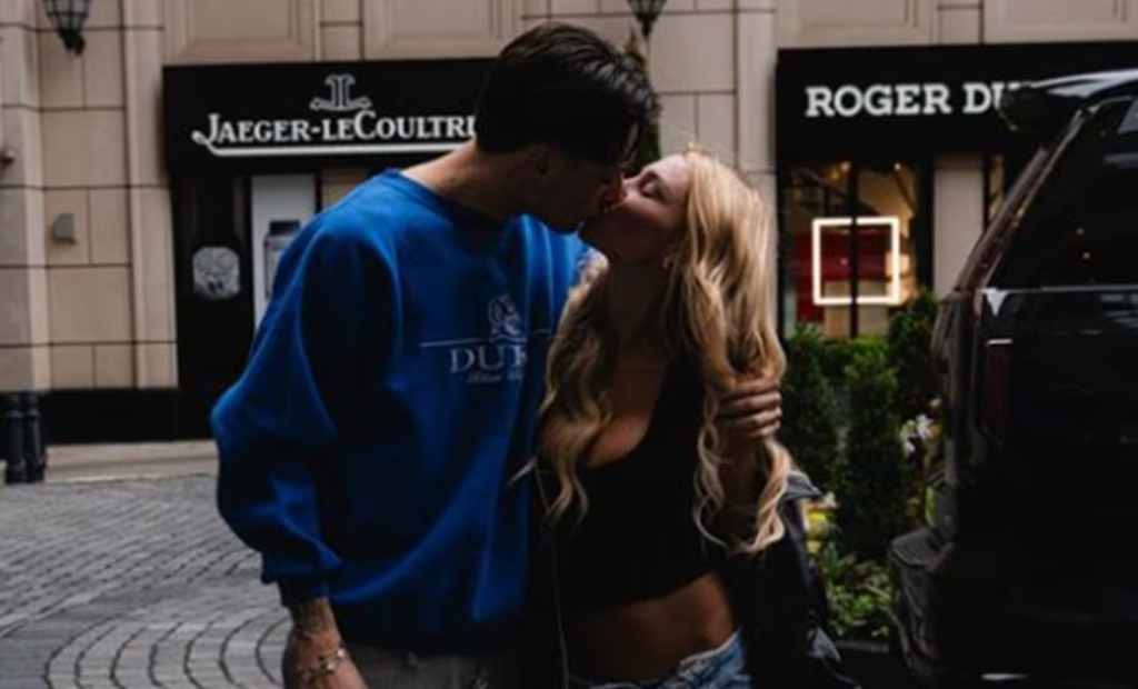 Novia de Peso Pluma se tatúa el nombre del cantante