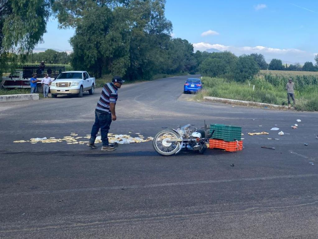 Repartidor de tortillas cae de su moto en carretera de Asientos