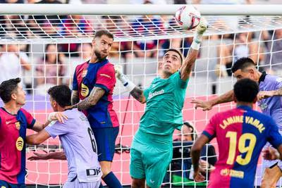 Álex Padilla evita gol de Robert Lewandowski