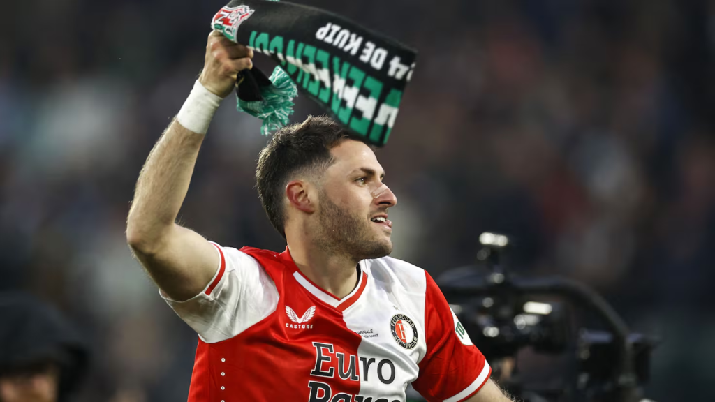 Posible acuerdo entre Santiago Giménez y el Nottingham Forest