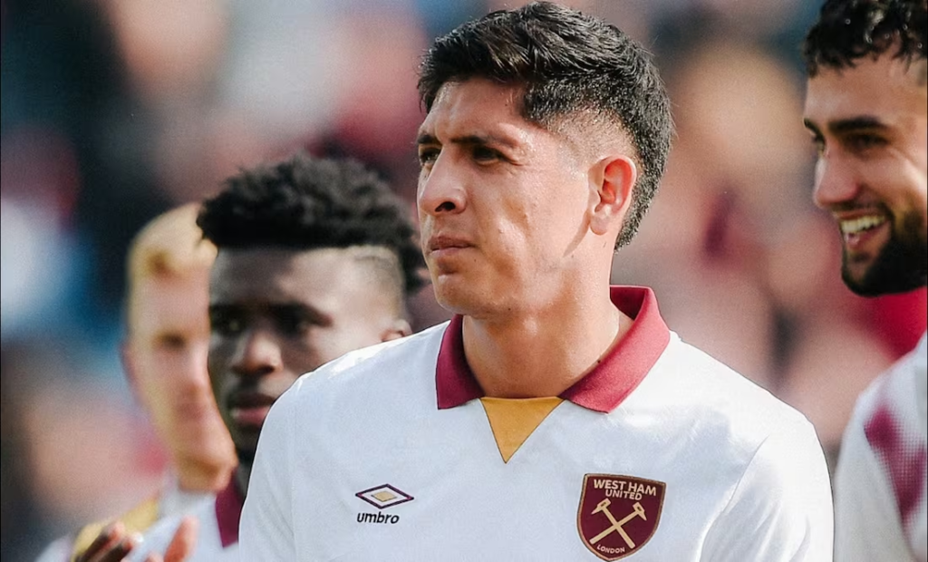 Edson Álvarez, ovacionado por la afición del West Ham United