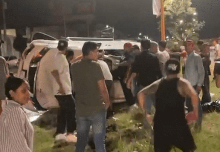 Vuelca camioneta en Tercer Anillo y Esfuerzo Nacional