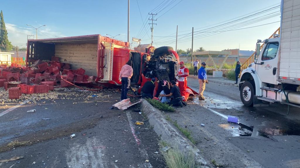 Camión vuelca en la 45 Norte y muere su conductor