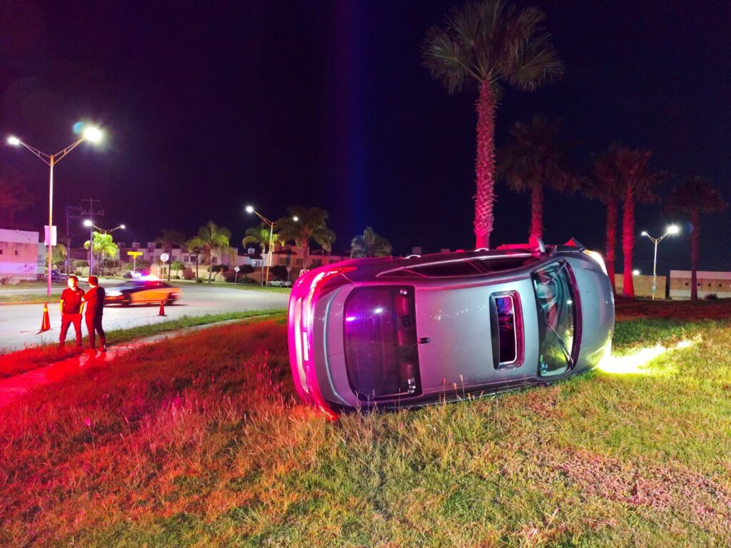 Asiáticos vuelcan en el fraccionamiento San Gerardo