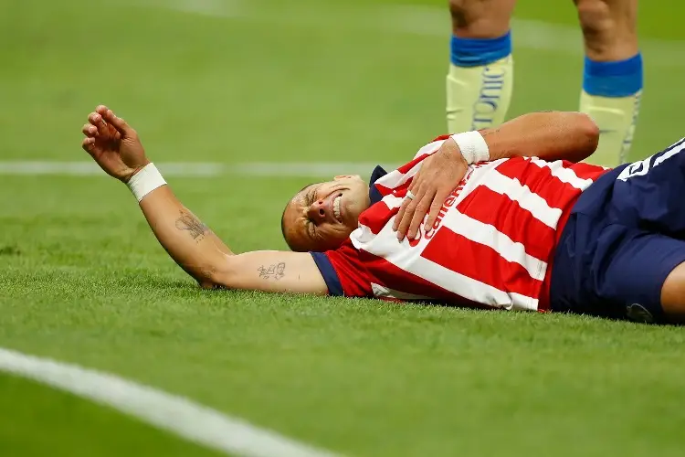 Chicharito sufrió una nueva lesión