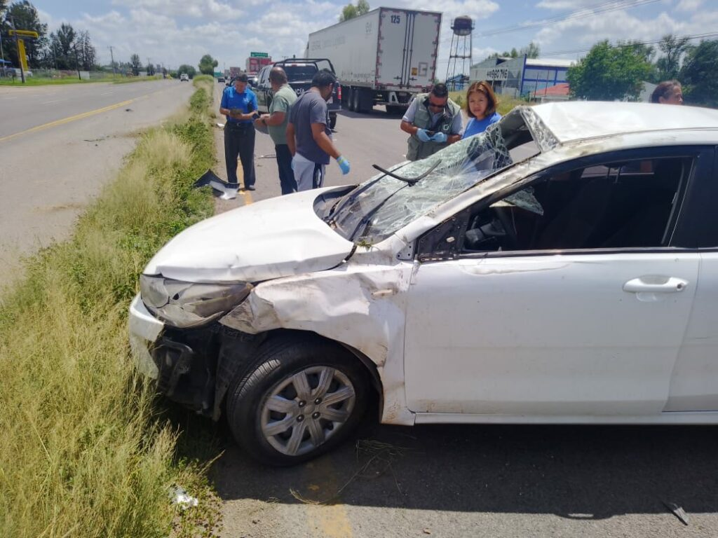 Vehículo y camioneta protagonizan choque frontal en Pabellón