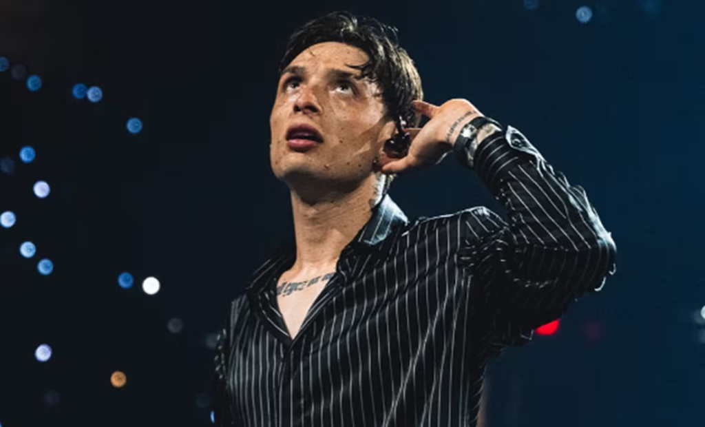 Peso Pluma interrumpe su concierto para insultar al dueño del Shark Tank