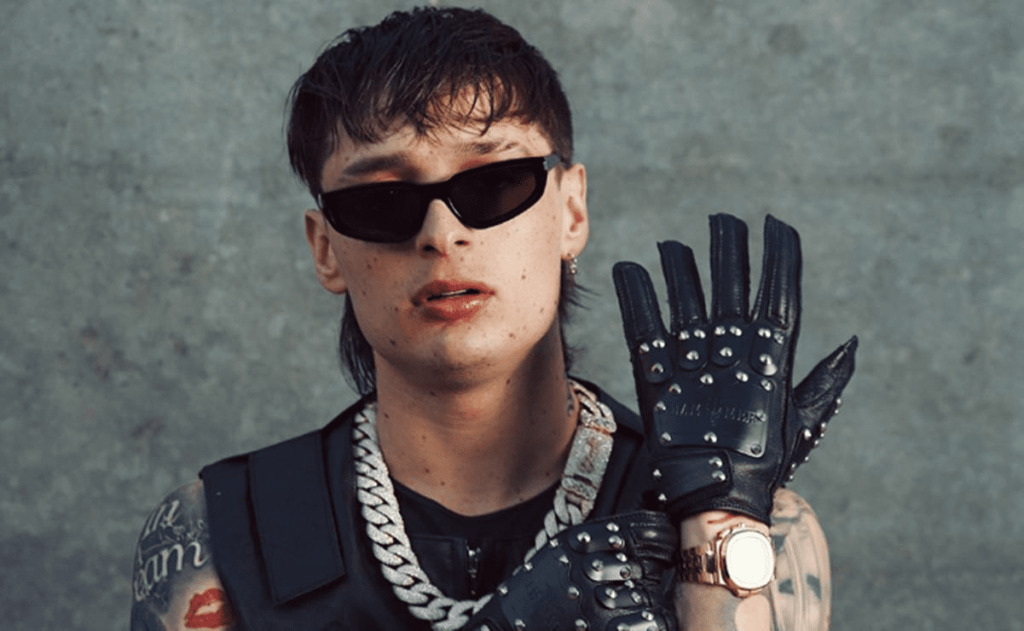 Peso Pluma sorprende a su nueva novia con tierno regalo