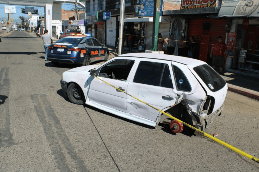 Conductores que iban discutiendo terminan chocando en la colonia México