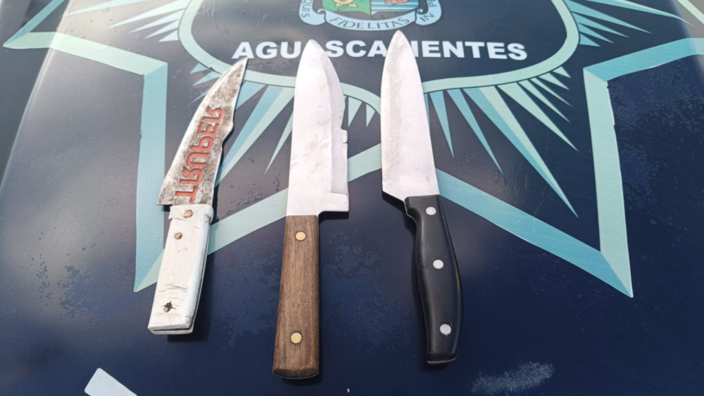 Detienen a tres sujetos que viajaban en una motocicleta con cuchillos