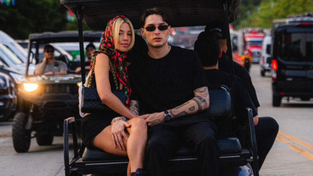 Un tatuaje y un perro, los regalos de Peso Pluma a su novia