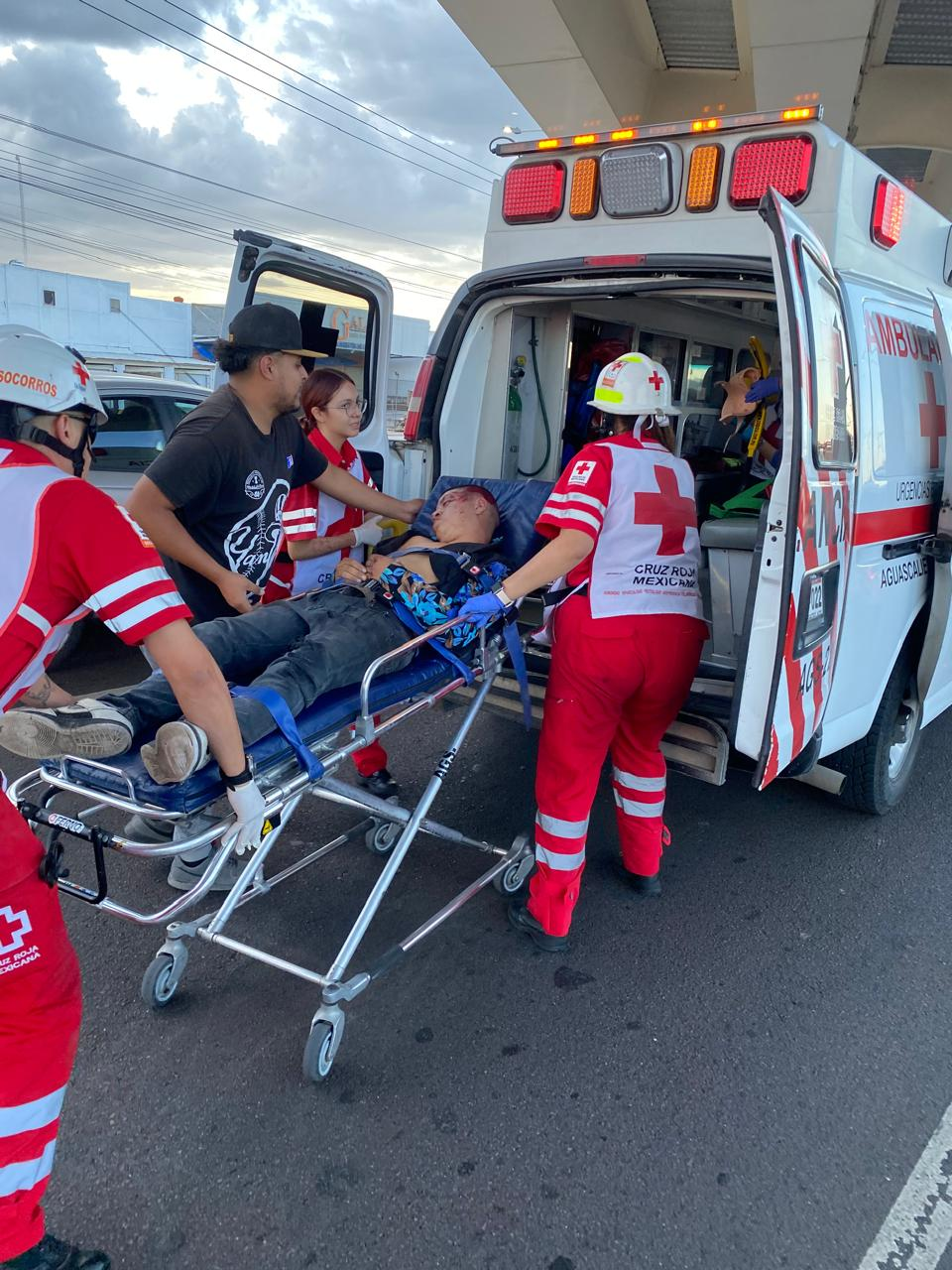 Se encuentra grave un motociclista que se estrell+o en la 45 Norte