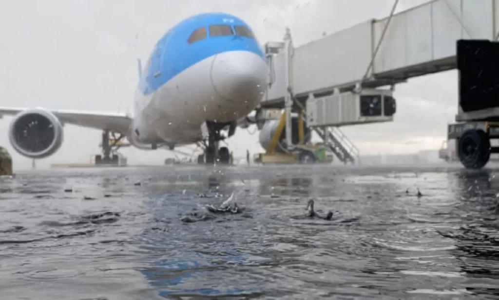 Se cancelan y se demoran vuelos hacia Cancún por “Helene”