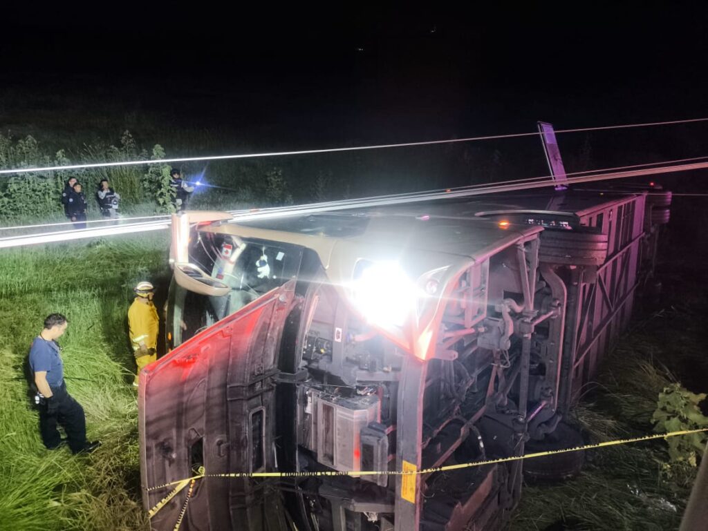 Dos mujeres muertas y 25 lesionados tras volcadura de autobús de pasajeros en la 45 Sur