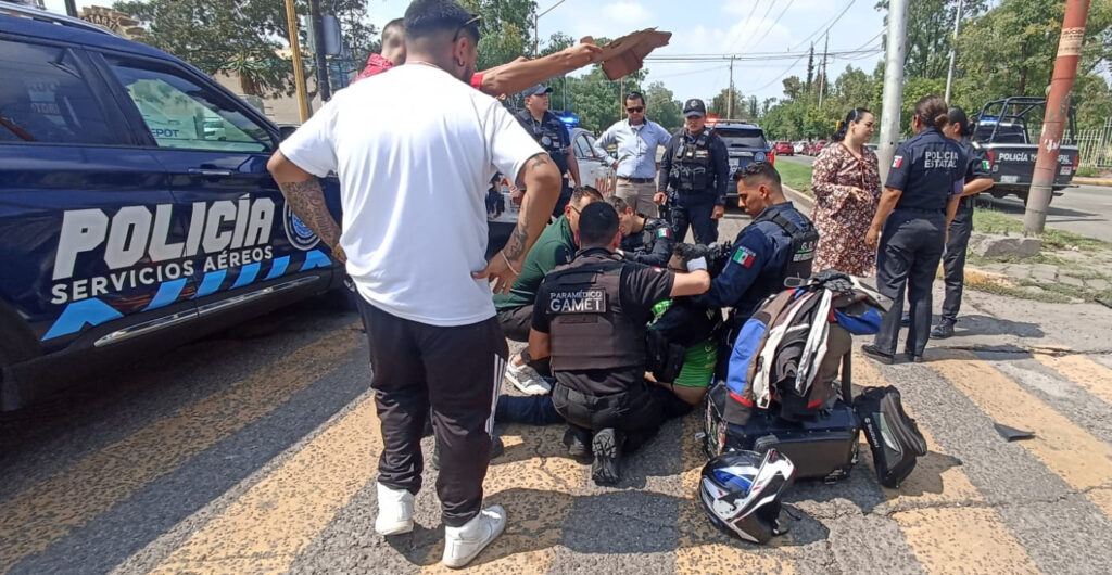 Grave un motociclista impactado por un automovilista que se pasó el alto del semáforo