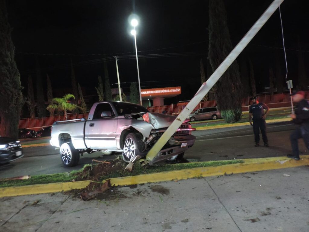 Jóvenes parranderos se accidentaron en Colosio al estrellarse contra una palmera y un poste de luz