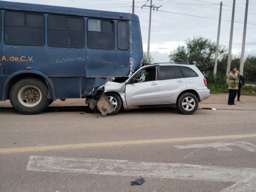 Hombre en aparente estado de ebriedad estrelló su camioneta contra un camión en Tepezalá