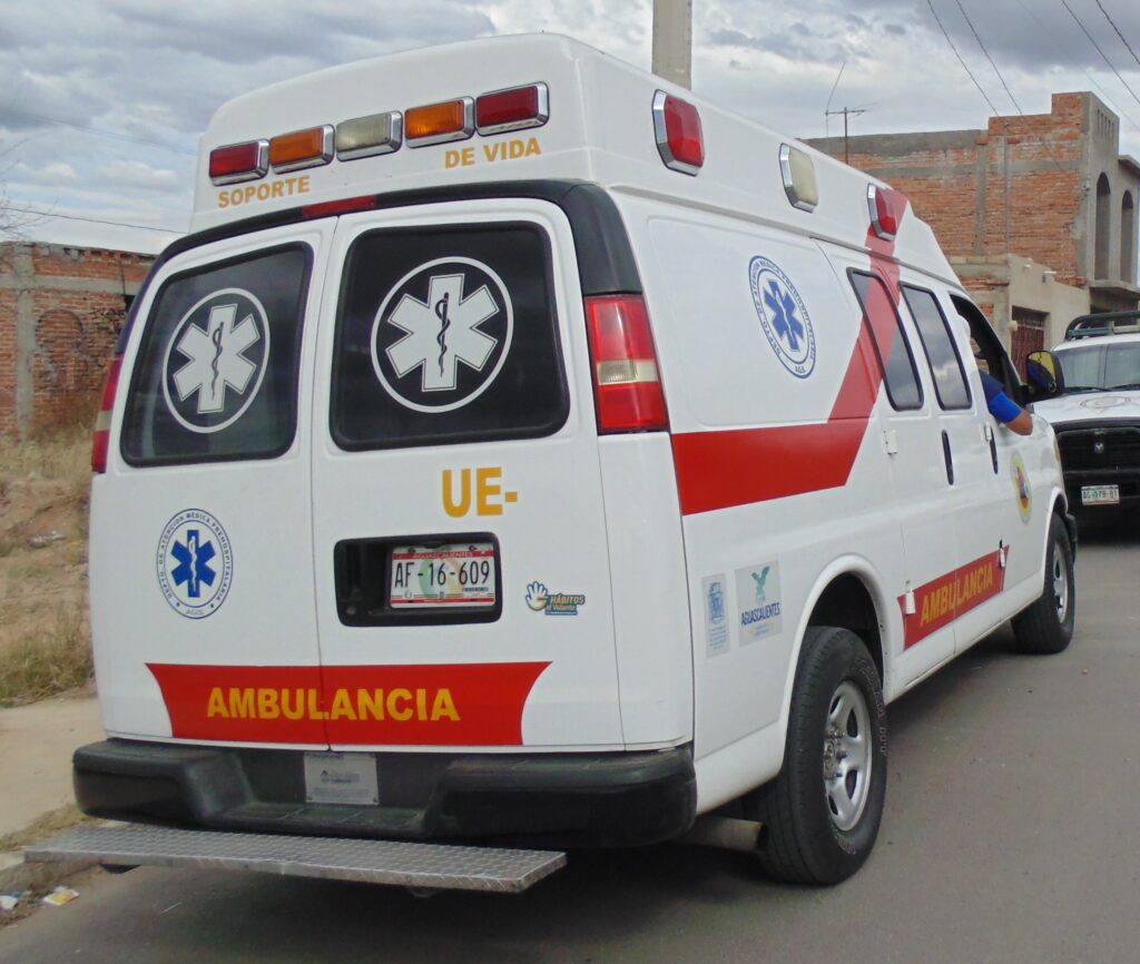 Cuatro personas lesionadas tras la caída de un elevador hechizo en una finca del Centro