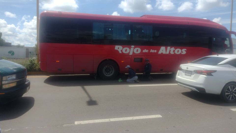 Grave peatón atropellado por un autobús de pasajeros en la 45 Sur frente a Nissan I