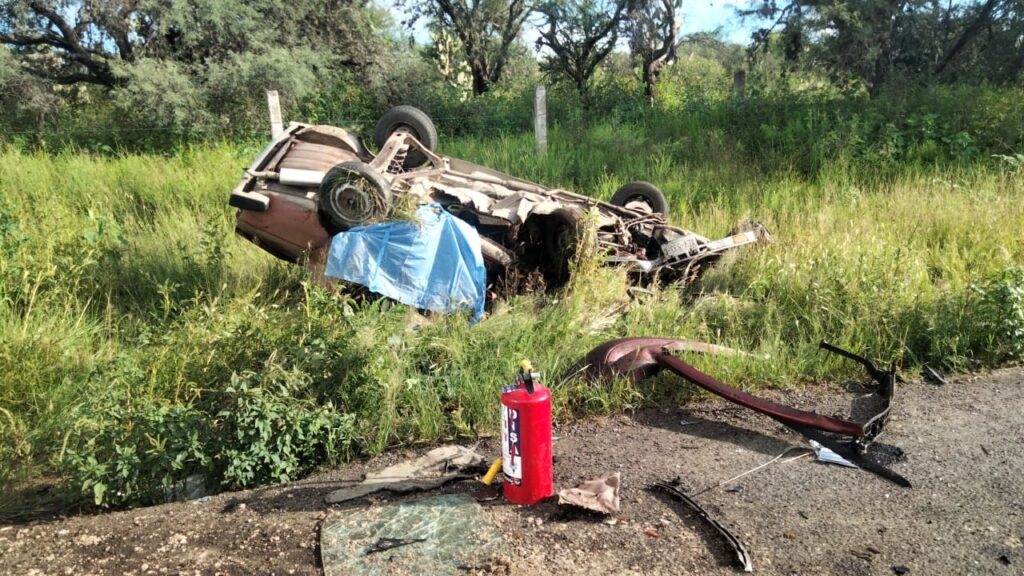 Un muerto y un lesionado dejó fuerte accidente en la carretera federal 25